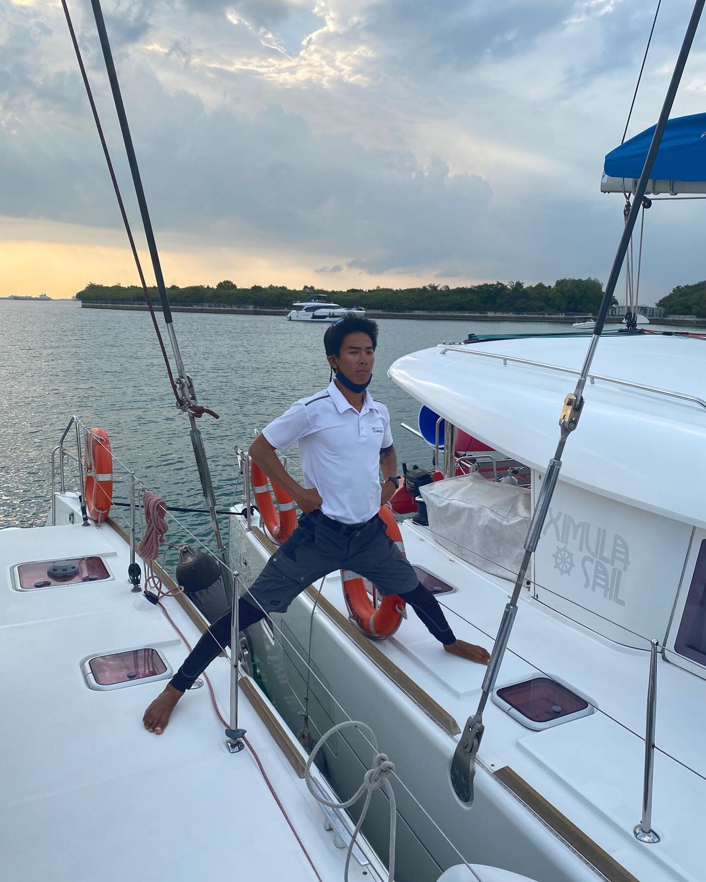 Have more than 18 guests for your party? No problem. We can always tie both Ximula and Gracefully together, and you can still mingle with one another by crossing glamorously, like our Captain Faris here ;) #ximulasail #yachtchartersg #yachtparty #yac