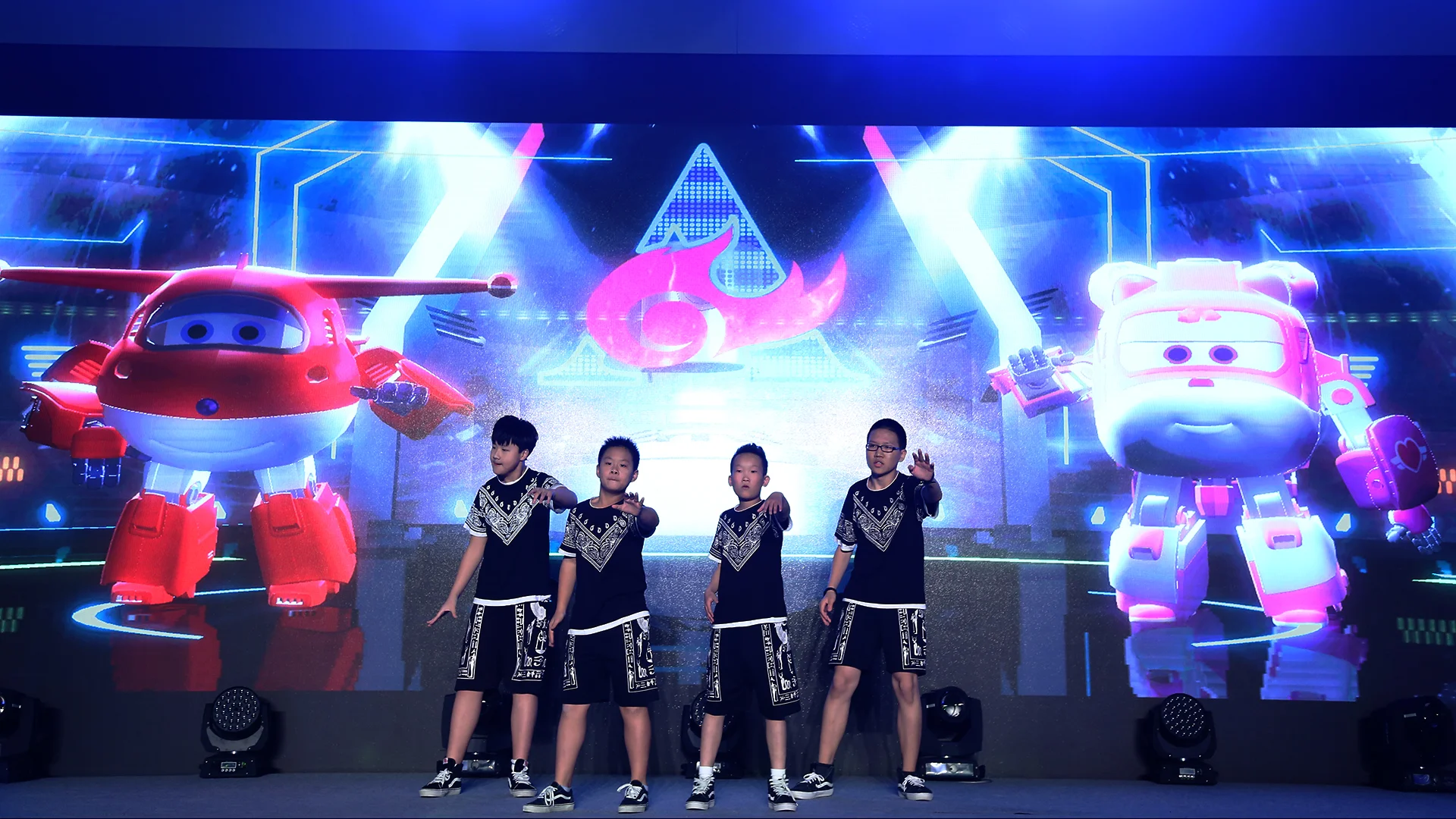 机器人和小朋友同台飙舞 拷贝.jpg