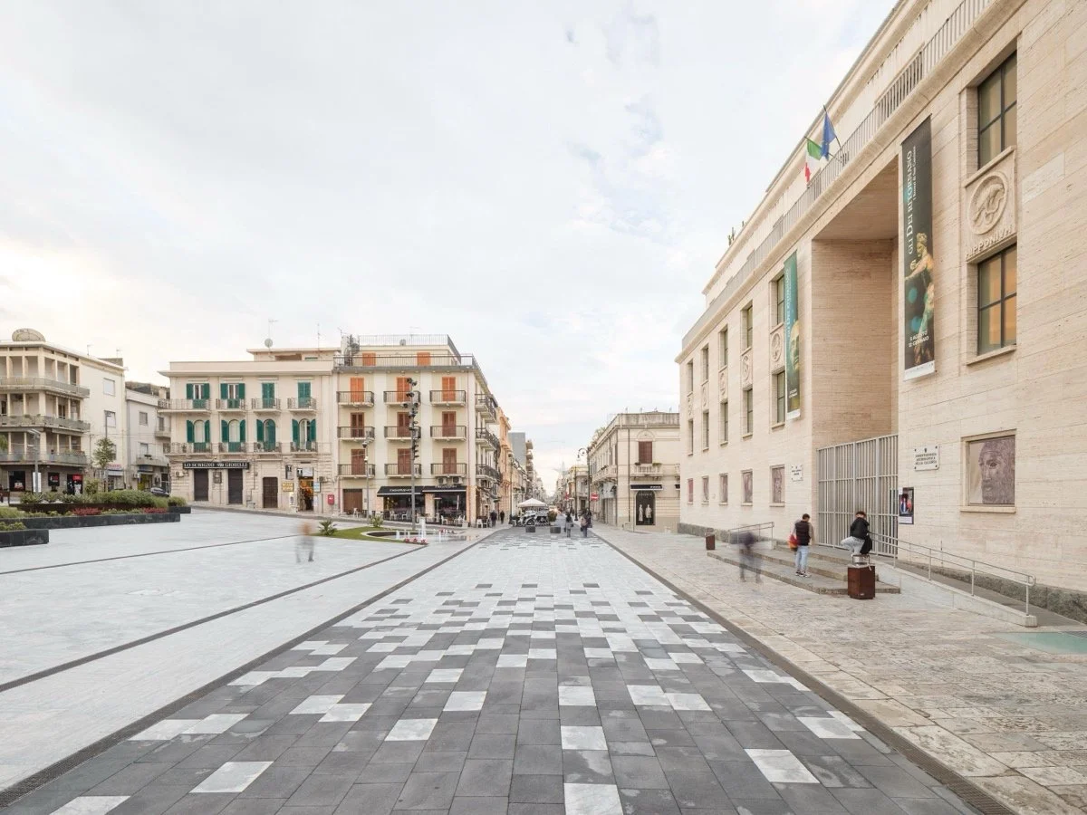 德纳瓦广场和阿尔瓦罗广场（Piazza De Nava and Piazza Alvaro）