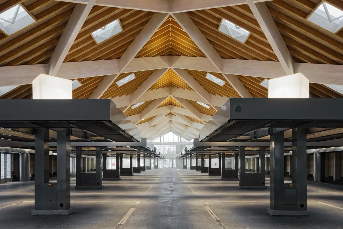 市场厅、公共停车场与步行道（Market hall, public car park and promenade）