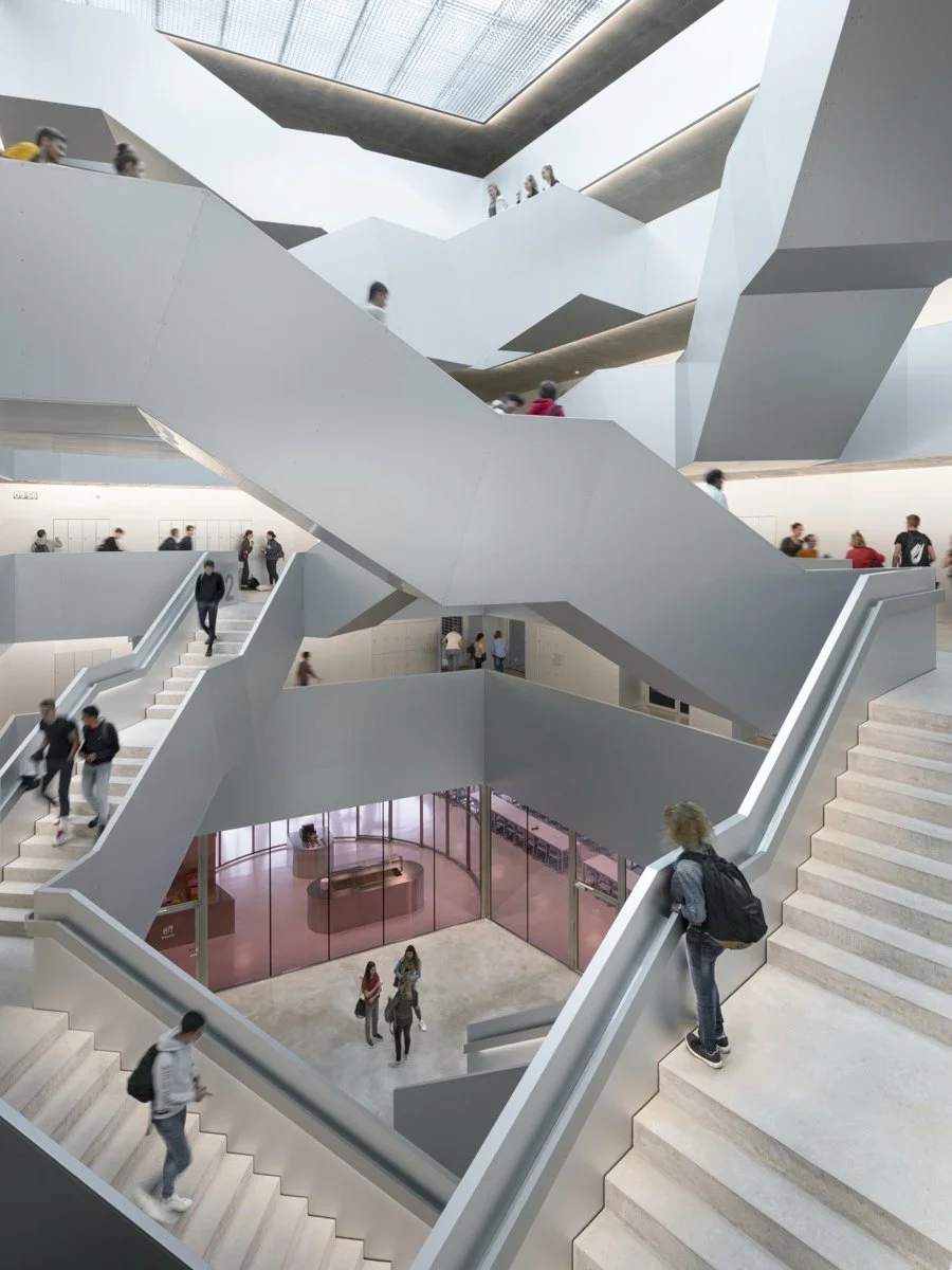 商学院与通识教育（School of Business and General Education）