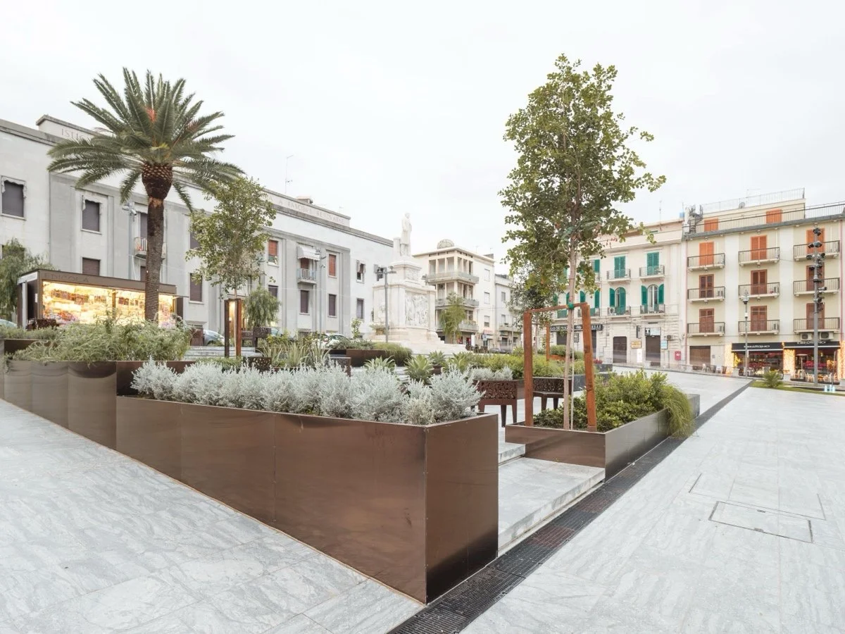 德纳瓦广场和阿尔瓦罗广场（Piazza De Nava and Piazza Alvaro）