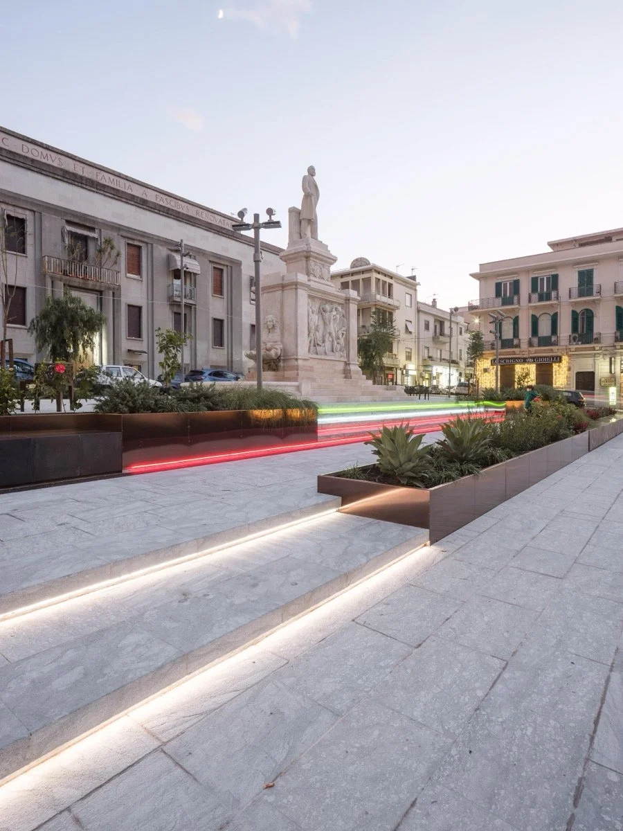 德纳瓦广场和阿尔瓦罗广场（Piazza De Nava and Piazza Alvaro）
