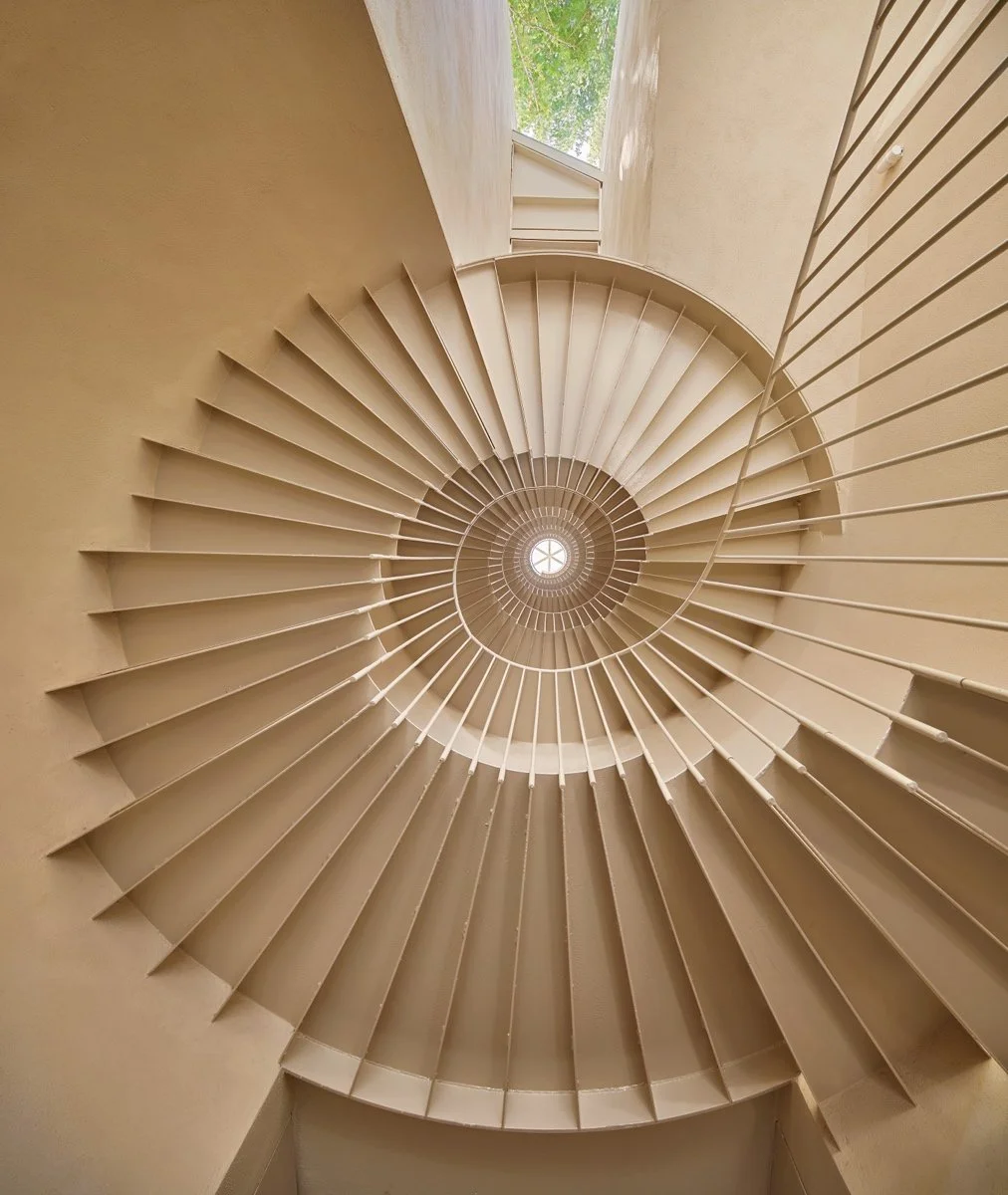 把楼梯做成主角｜一个核心改变整栋住宅