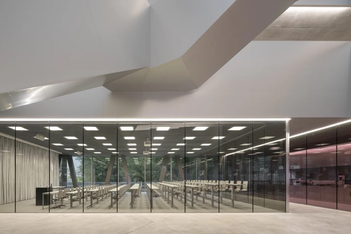 商学院与通识教育（School of Business and General Education）