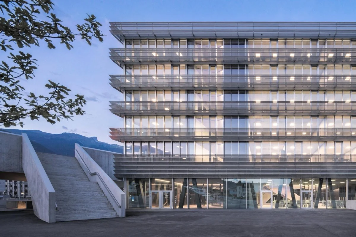 商学院与通识教育（School of Business and General Education）