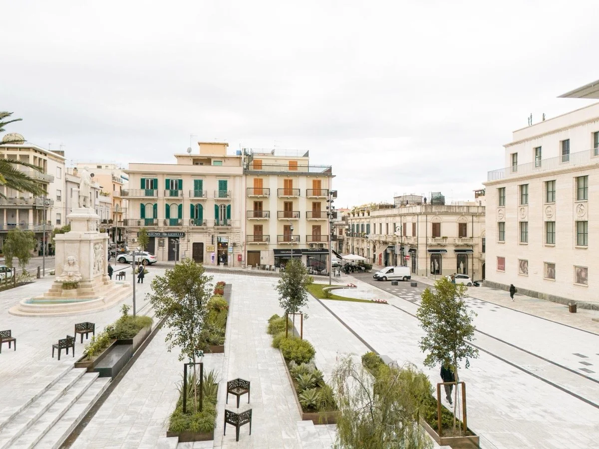 德纳瓦广场和阿尔瓦罗广场（Piazza De Nava and Piazza Alvaro）