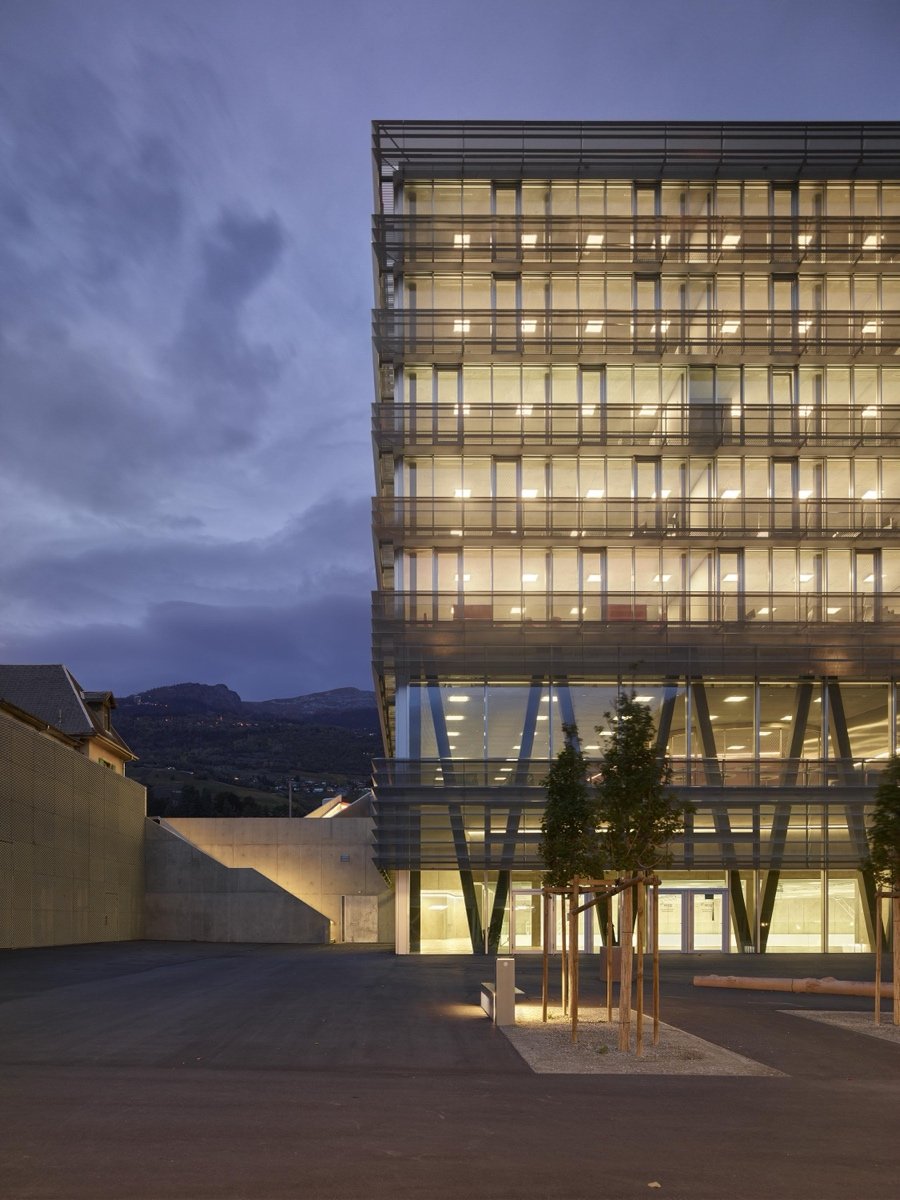 商学院与通识教育（School of Business and General Education）