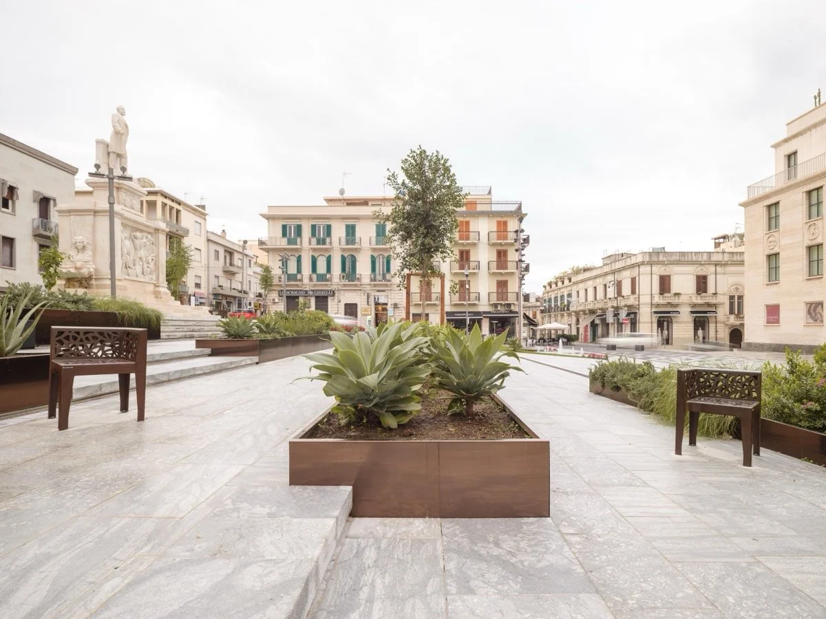 德纳瓦广场和阿尔瓦罗广场（Piazza De Nava and Piazza Alvaro）