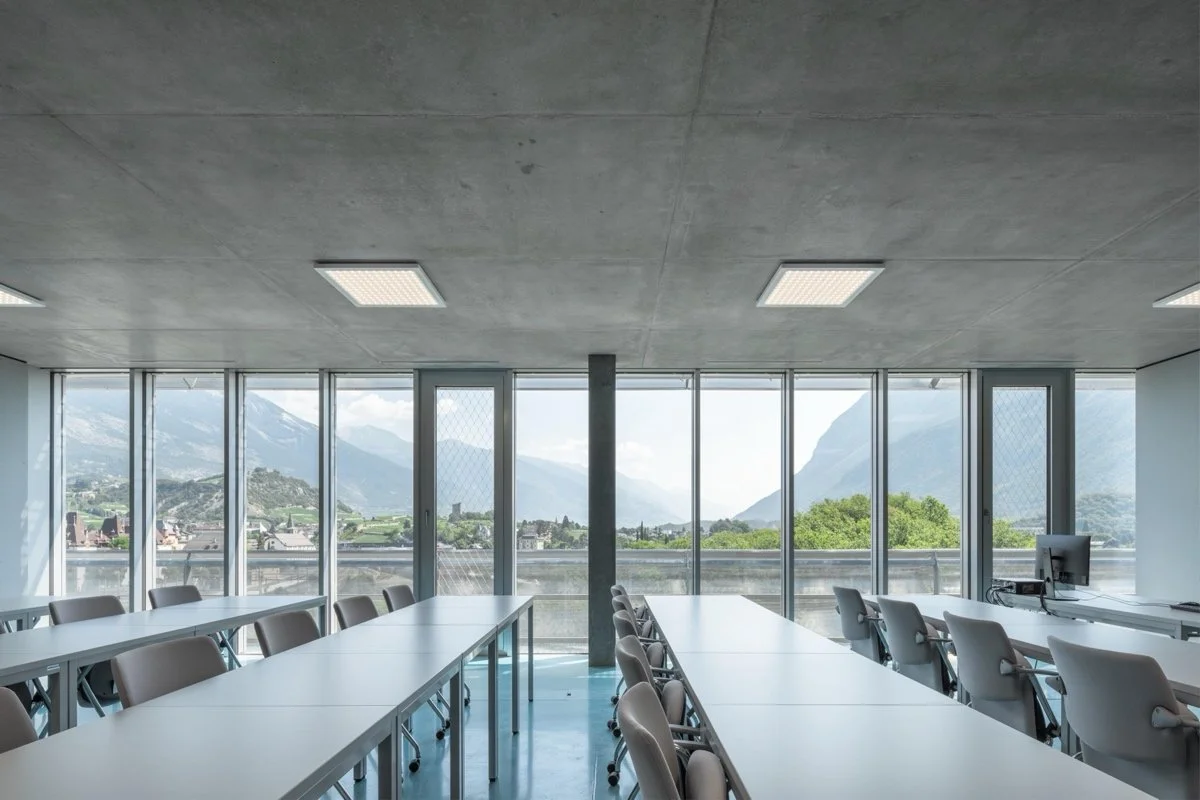 商学院与通识教育（School of Business and General Education）