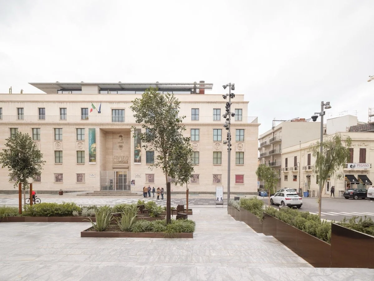 德纳瓦广场和阿尔瓦罗广场（Piazza De Nava and Piazza Alvaro）