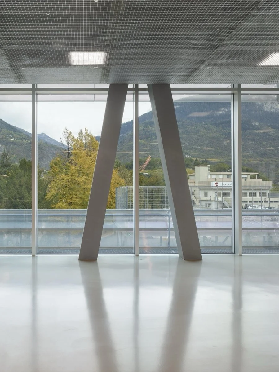 商学院与通识教育（School of Business and General Education）