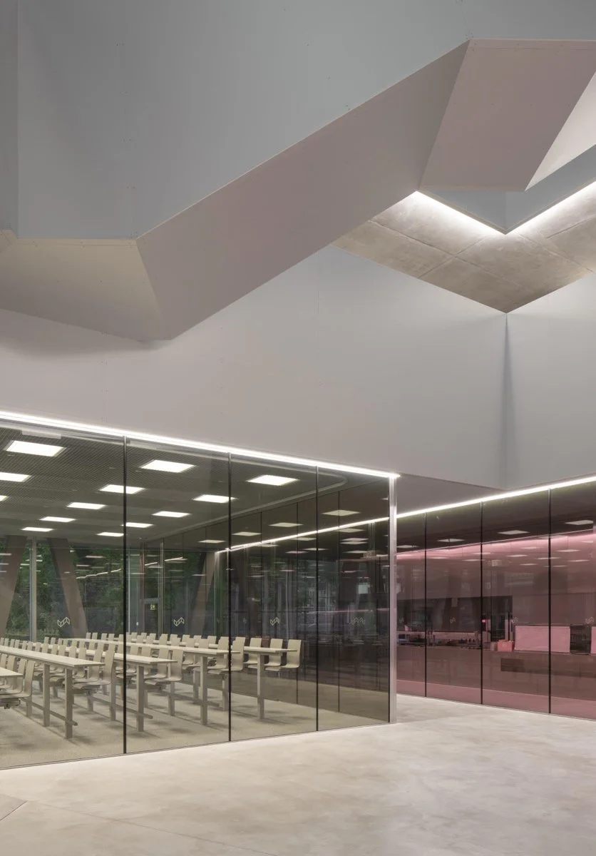 商学院与通识教育（School of Business and General Education）