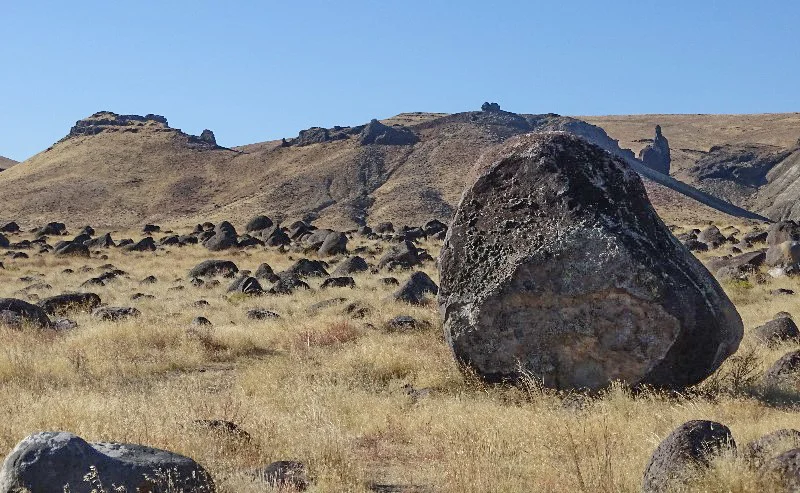 Bonneville Flood boulders on Walters Bar. Guffey Butte, a basaltic maar, is in the background.