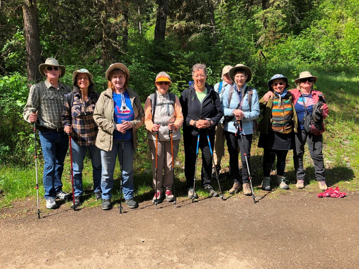 From the trailhead, the field trip participants diverged into three groups for hiking.