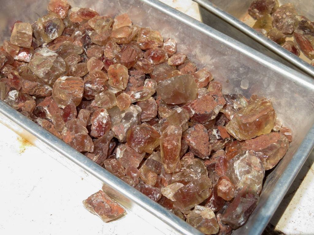  A tray of gem quality stones 