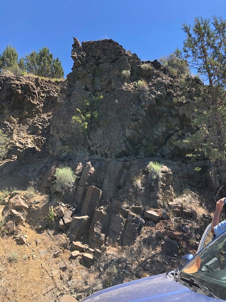  On the way to stop 2, we encounter an outcrop of horizontally stacked basalt 