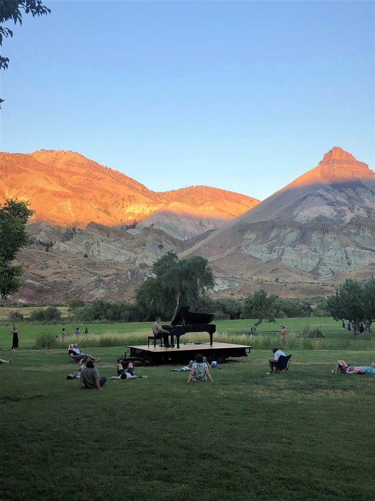  A cool interlude of music at the foot of Sheep Rock 