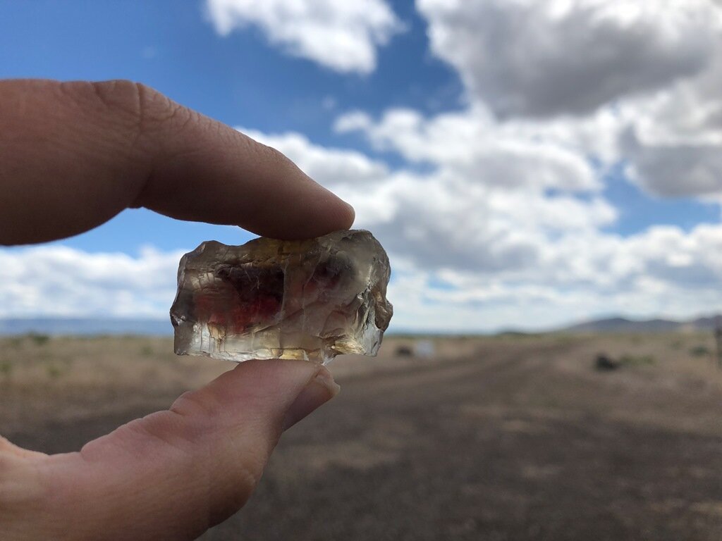  Another red stone showing that the color of the natural sunstone gems is concentrated in the center 