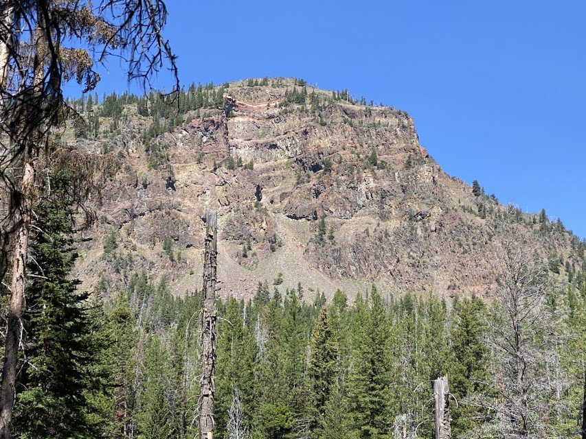  This outcrop at the northwest corner of the lake is where the landslide came from. You can also see the beige layer of Dinner Creek Tuff sandwiched between layers of red scoria. 