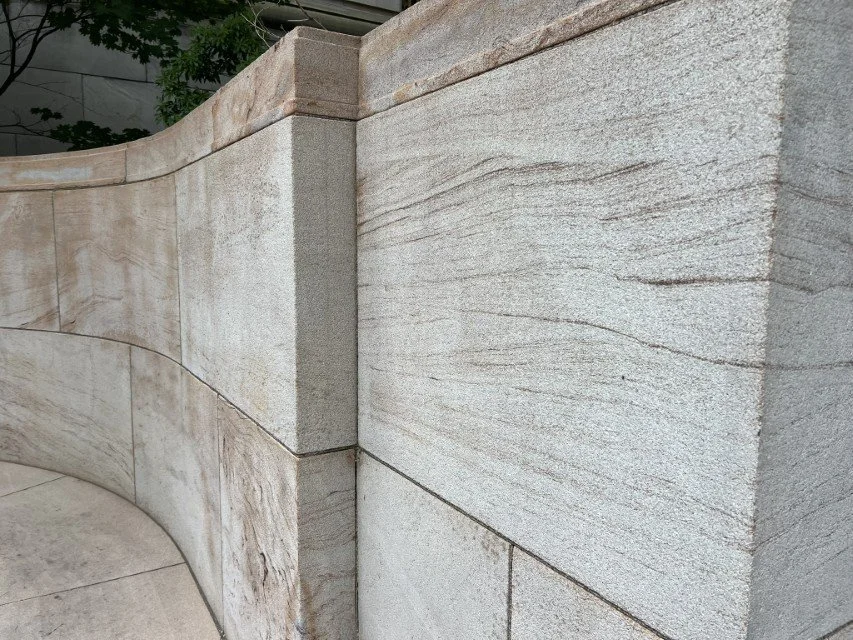  The cross-bedding is exceptionally clear in this block. 