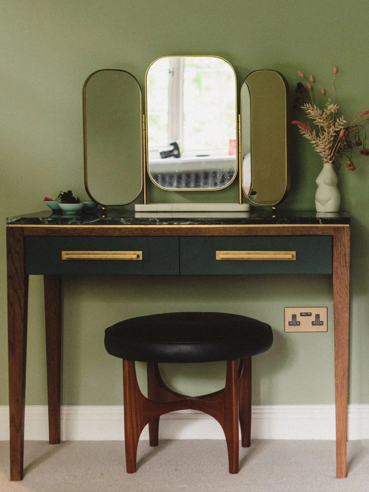 The Belgravia Desk