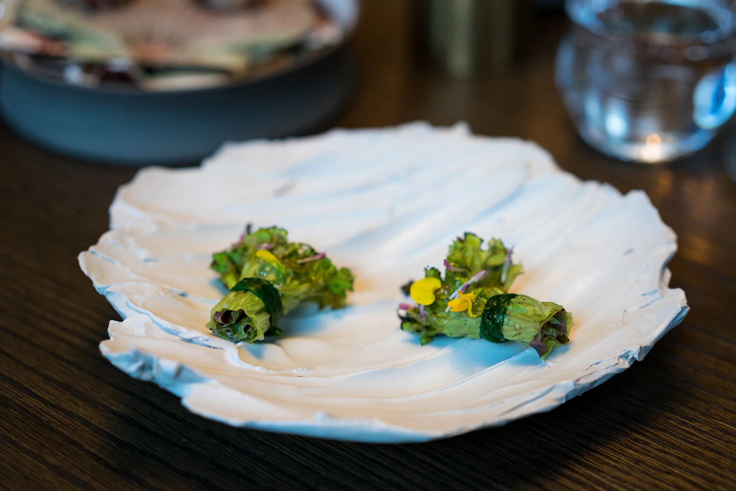 Stoneware plate with a rough surface. Photo Anders Husa.