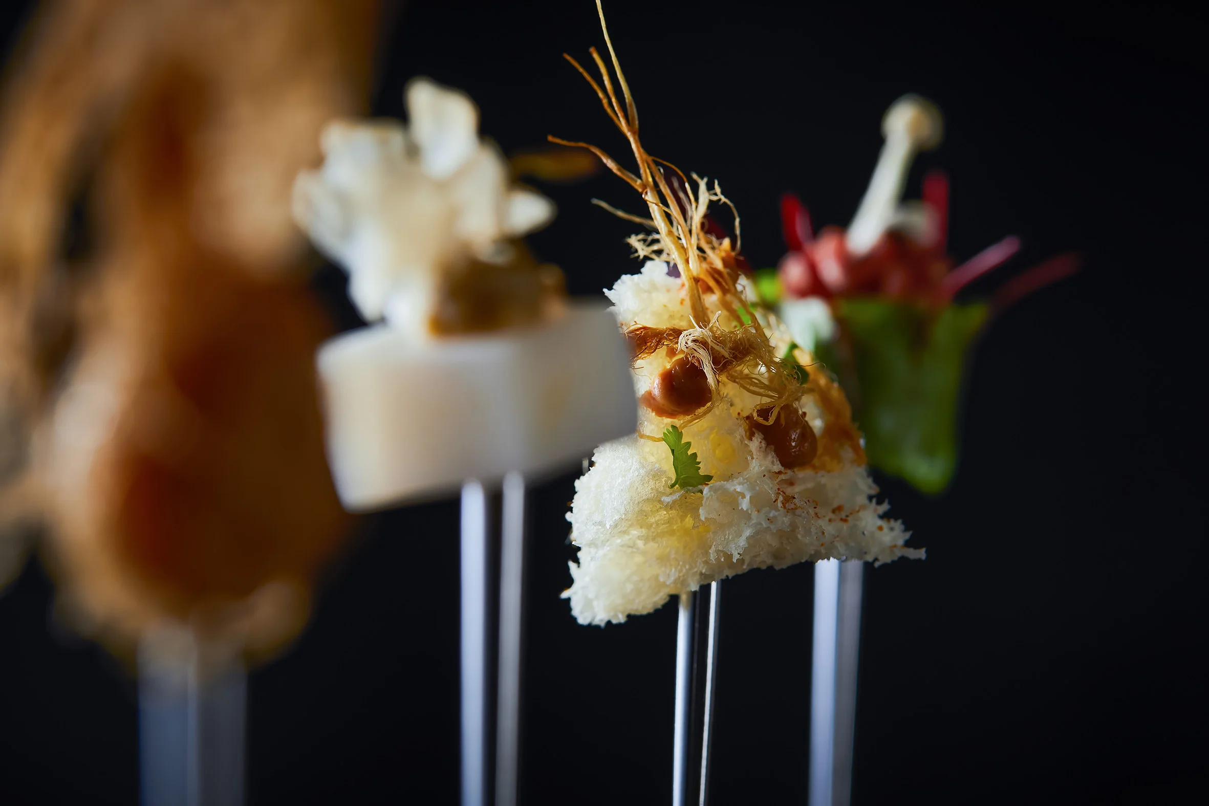 The woodstand is paired with small steel spears that challenge the creativity of the chef, as the function is not obvious.