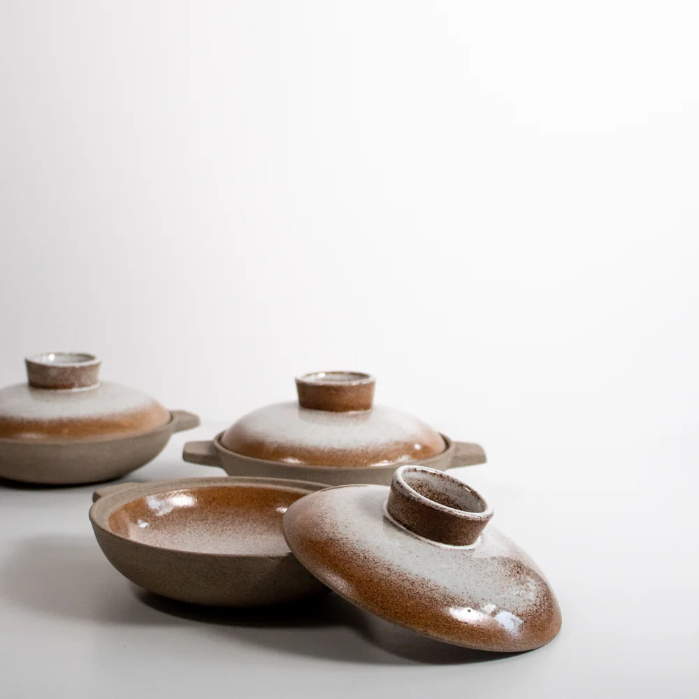 The hotpots are glazed on the inside of the bowl part and the outside of the lid part.
