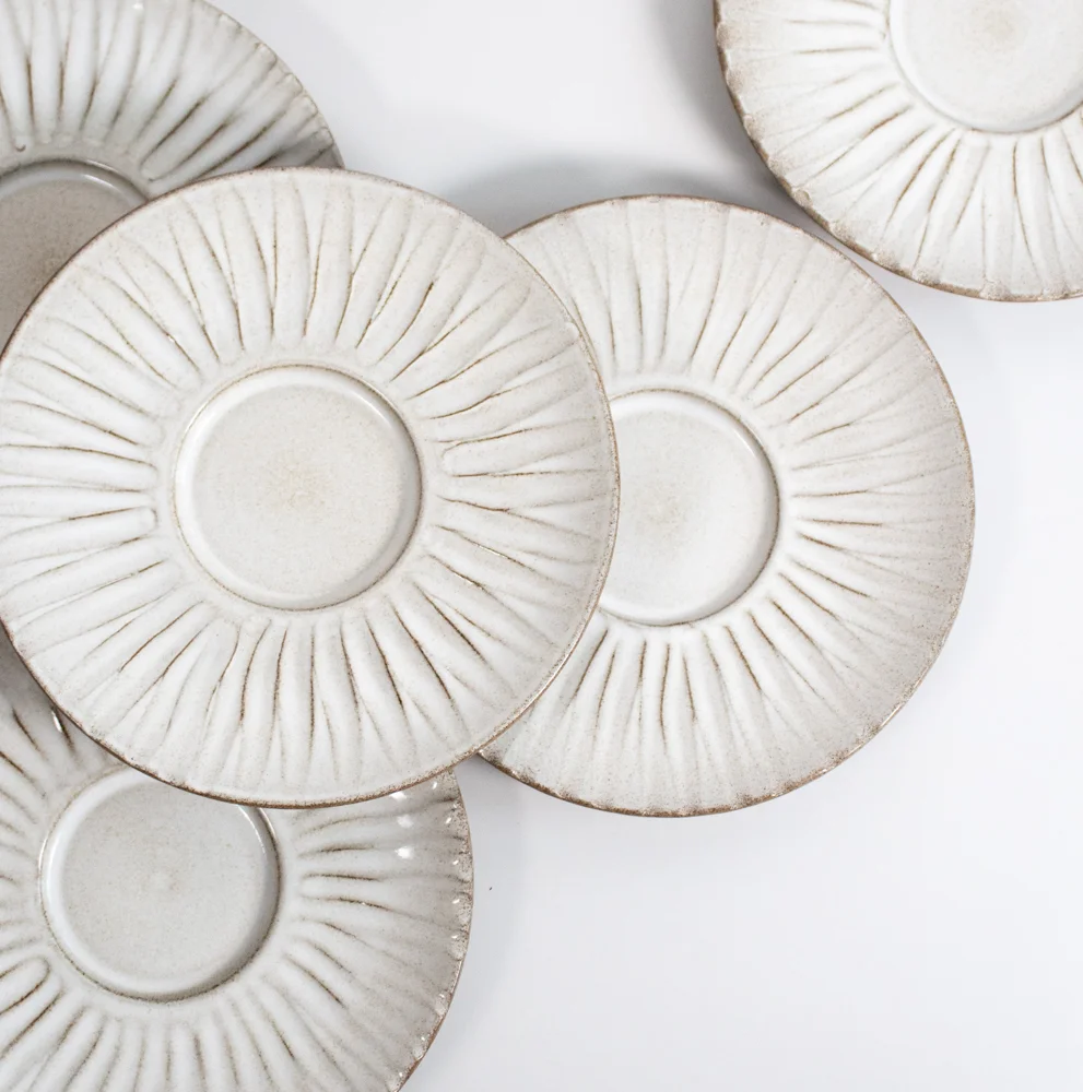 We developed a new plate for the reopening of Renaa. It is based on our Semi/26 plate, but with a defined centre and a wide rim. This version also has a relief (physical pattern) on the rim part.