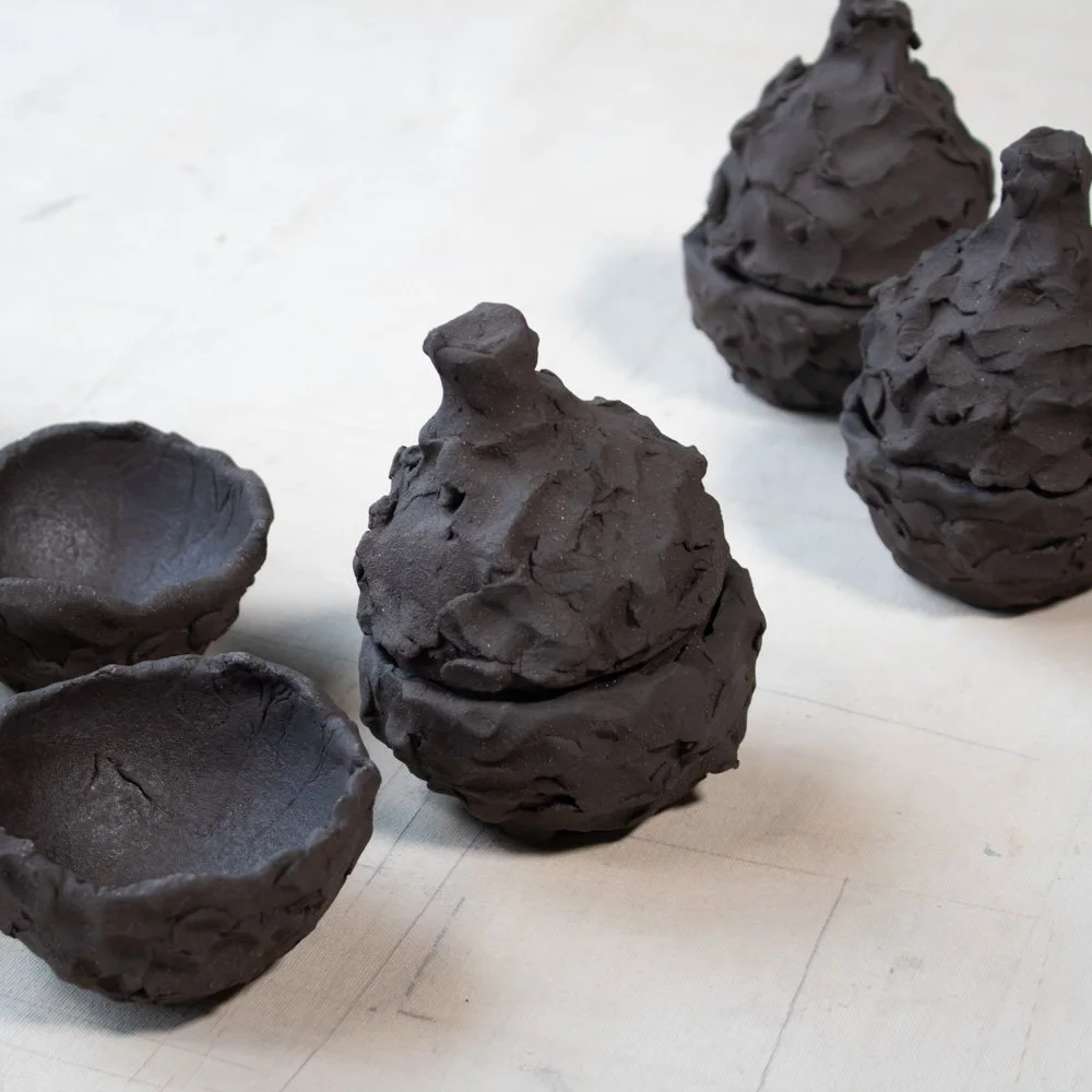 Set of 7 rough bowls and 4 lids - diameter 9 cm