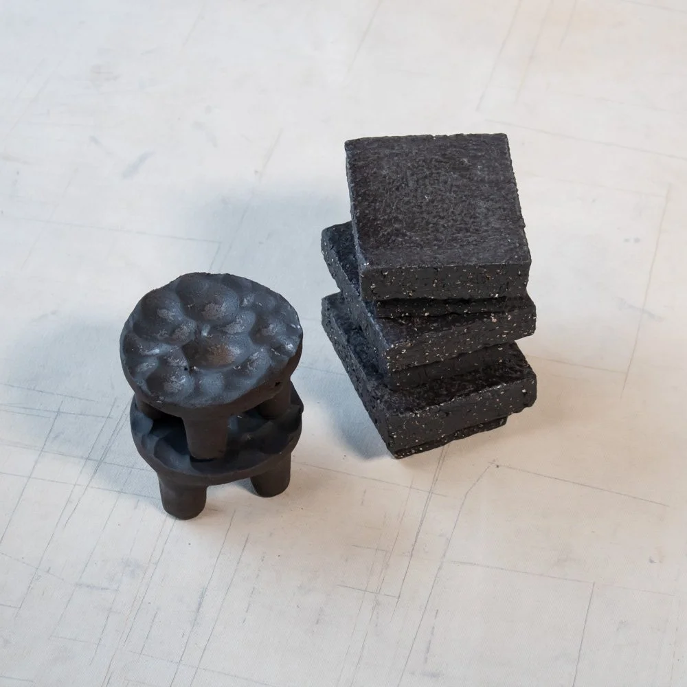 Set of 3 Tablo pedestal plates and 2 Loft pedestal plates