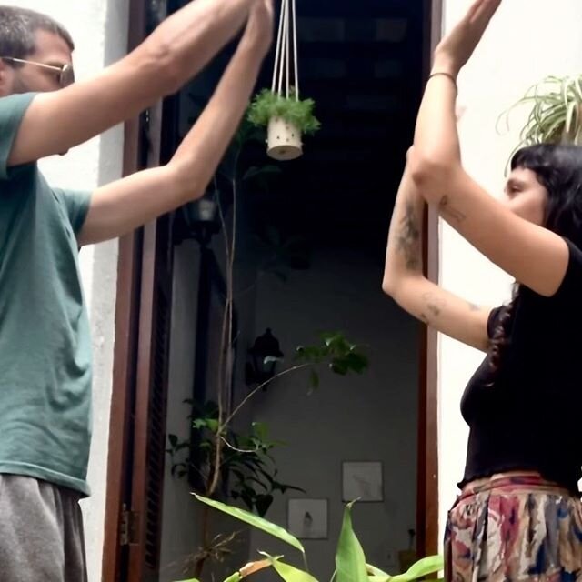 La m&uacute;sica y el ritmo han acompa&ntilde;ado la ni&ntilde;ez desde tiempos inmemoriales. Con palmadas y canciones folkl&oacute;ricas han nombrado  el mundo y lo han conocido. Se han jugado por siempre por la simpleza de su diversi&oacute;n, por 