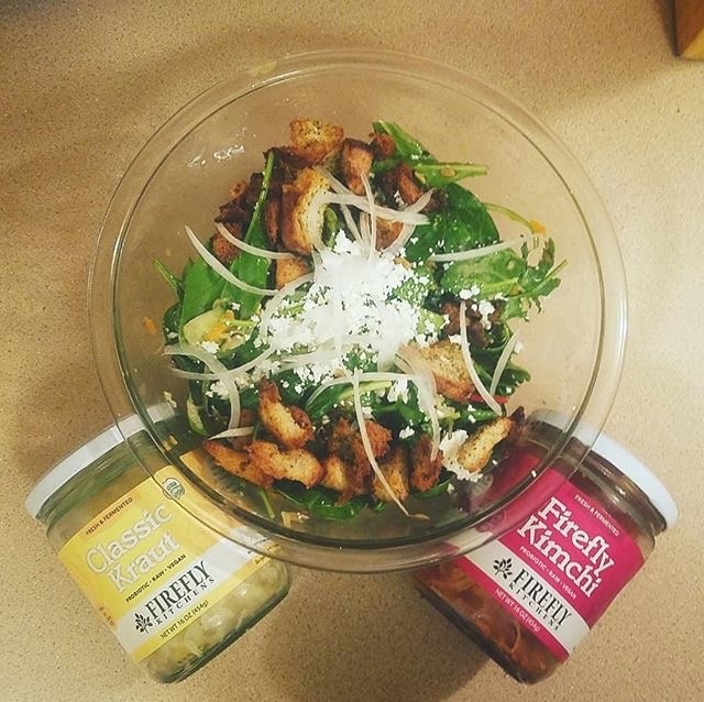 @lucefern_donna’s salad is ready to top with her favorite flavors!