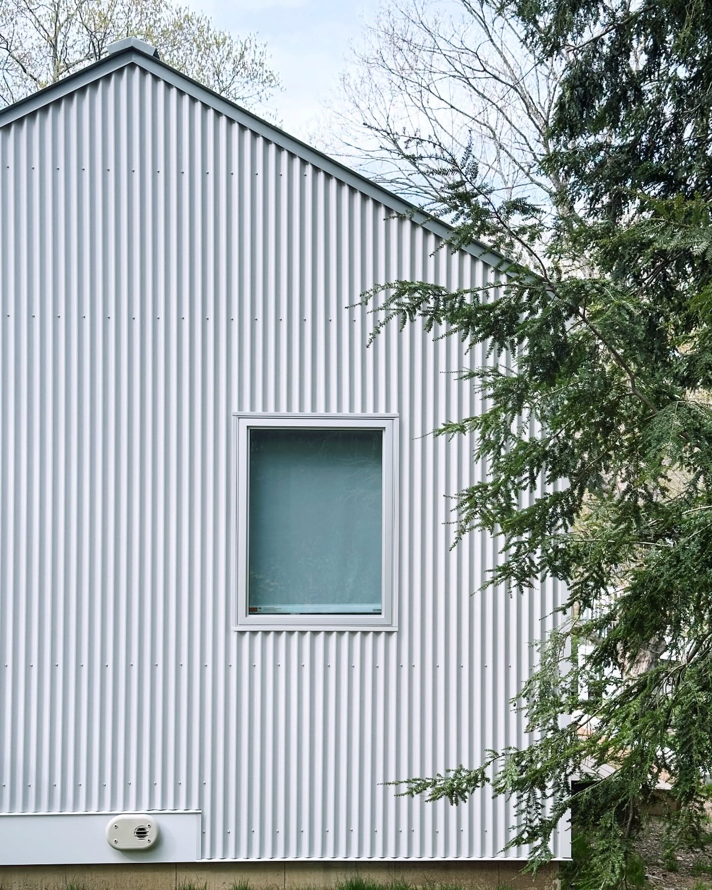 Greenshadows cottage

- built by @blockdesignbuild 
- designed by @blockdesignbuild 
- interiors by @blockdesignbuild 

#guesthouse #adu #lymect #sidewall #corrugatedmetal #design #designbuild #newbuild #modern #blockmdrn