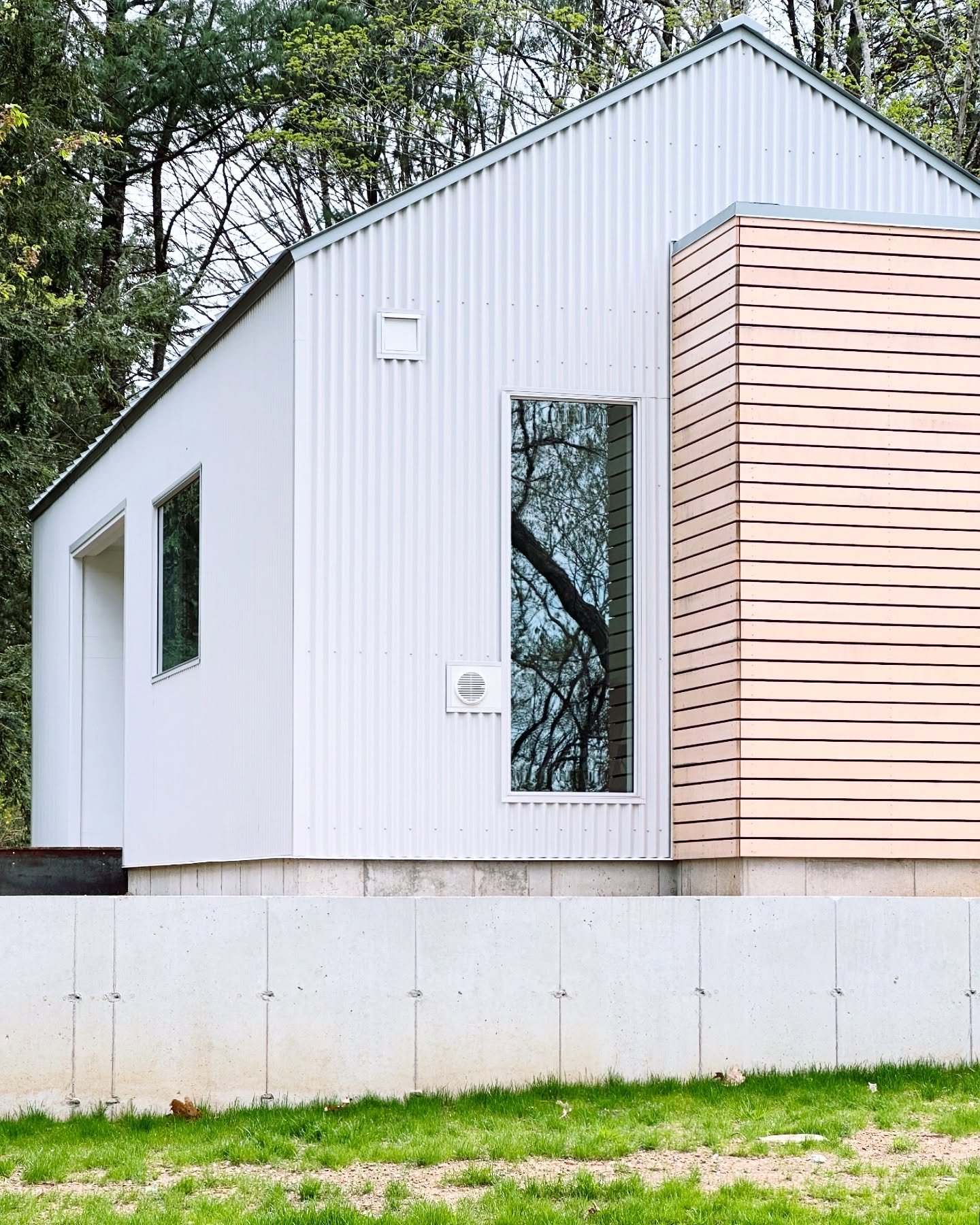 Greenshadows cottage 

-designed by @blockdesignbuild 
-built by @blockdesignbuild 
-interiors by @blockdesignbuild 

#moderndesign #corrugated #siding #steelsiding #blockmdrn #newbuilds #guesthouse #adu #builders #lymect