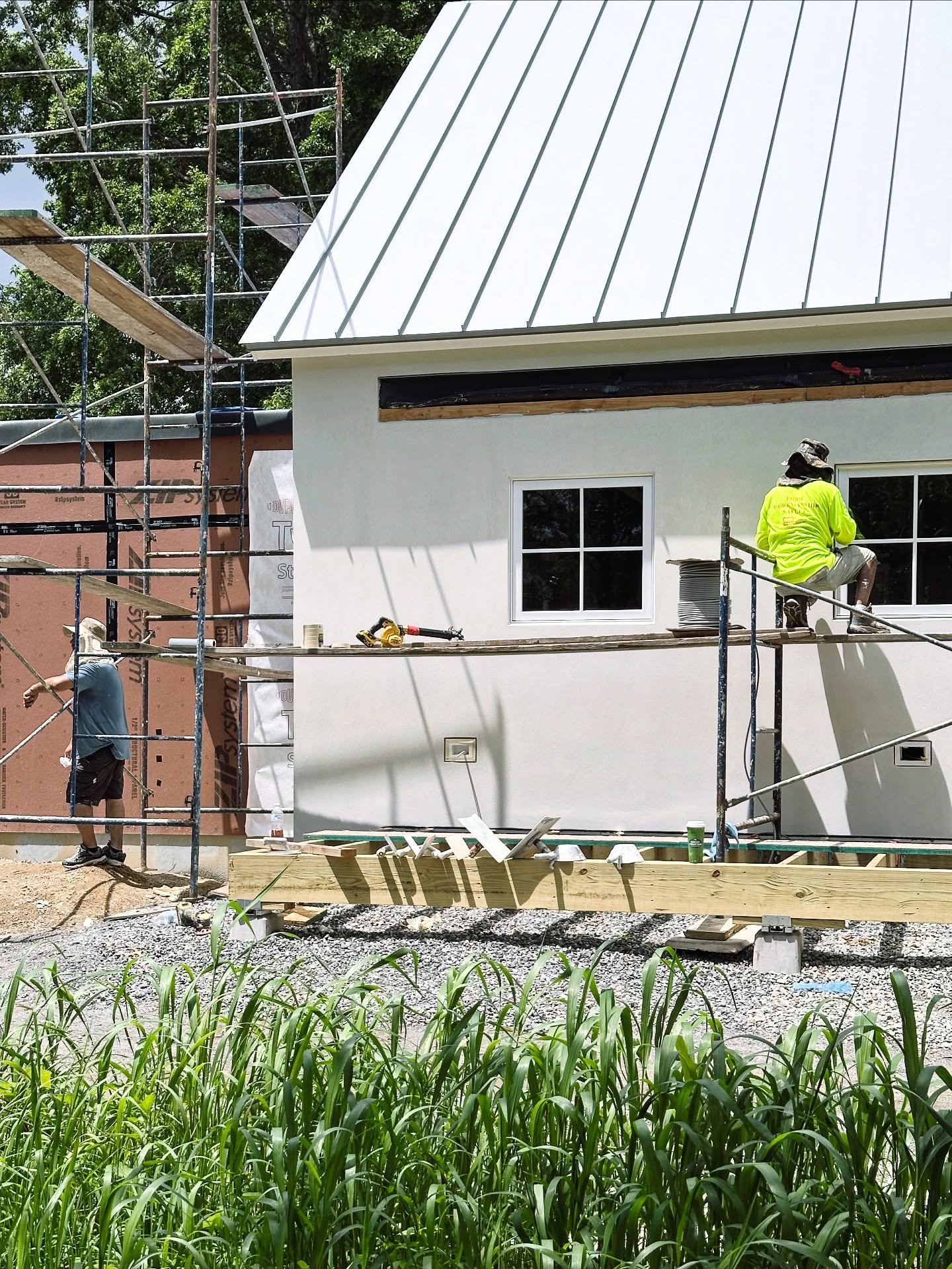 Stucco siding in progress. #oldlymect 

- built by @blockdesignbuild 
- designed by @blockdesignbuild 
- interiors by @blockdesignbuild 

#newhome #stuccosiding #modern #moderndesign #designbuild #blockmdrn #newbuild