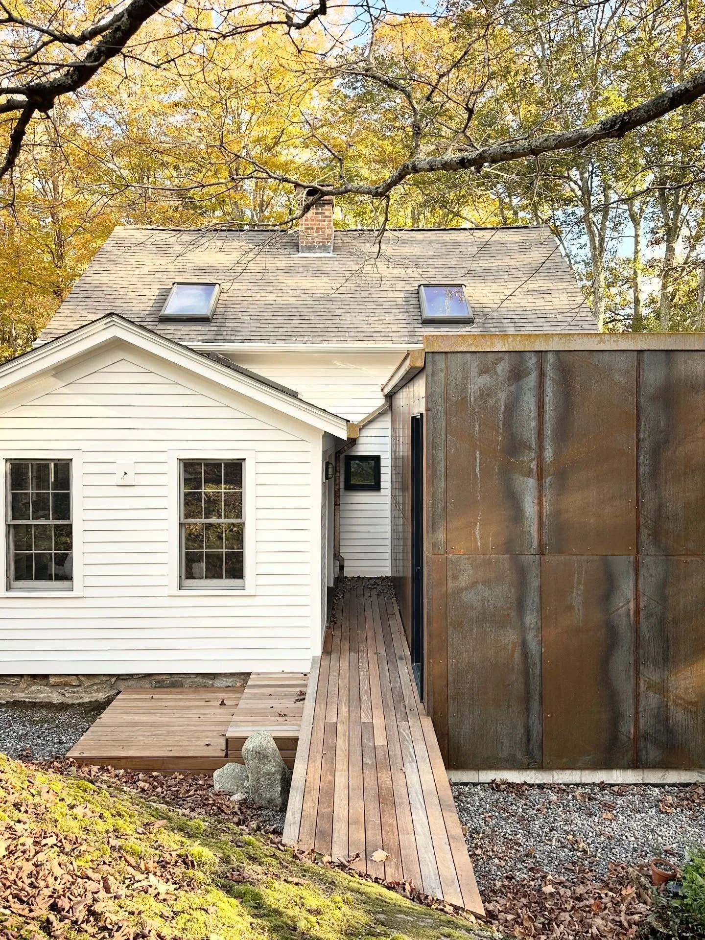 The back &ldquo;alley&rdquo; of the steel box

-designed by @blockdesignbuild 
-built by @blockdesignbuild 
-interiors by @blockdesignbuild 

#moderndesign #designbuild #design #newhome #addition #building #guilfordct #guilford #lymect #blockmdrn