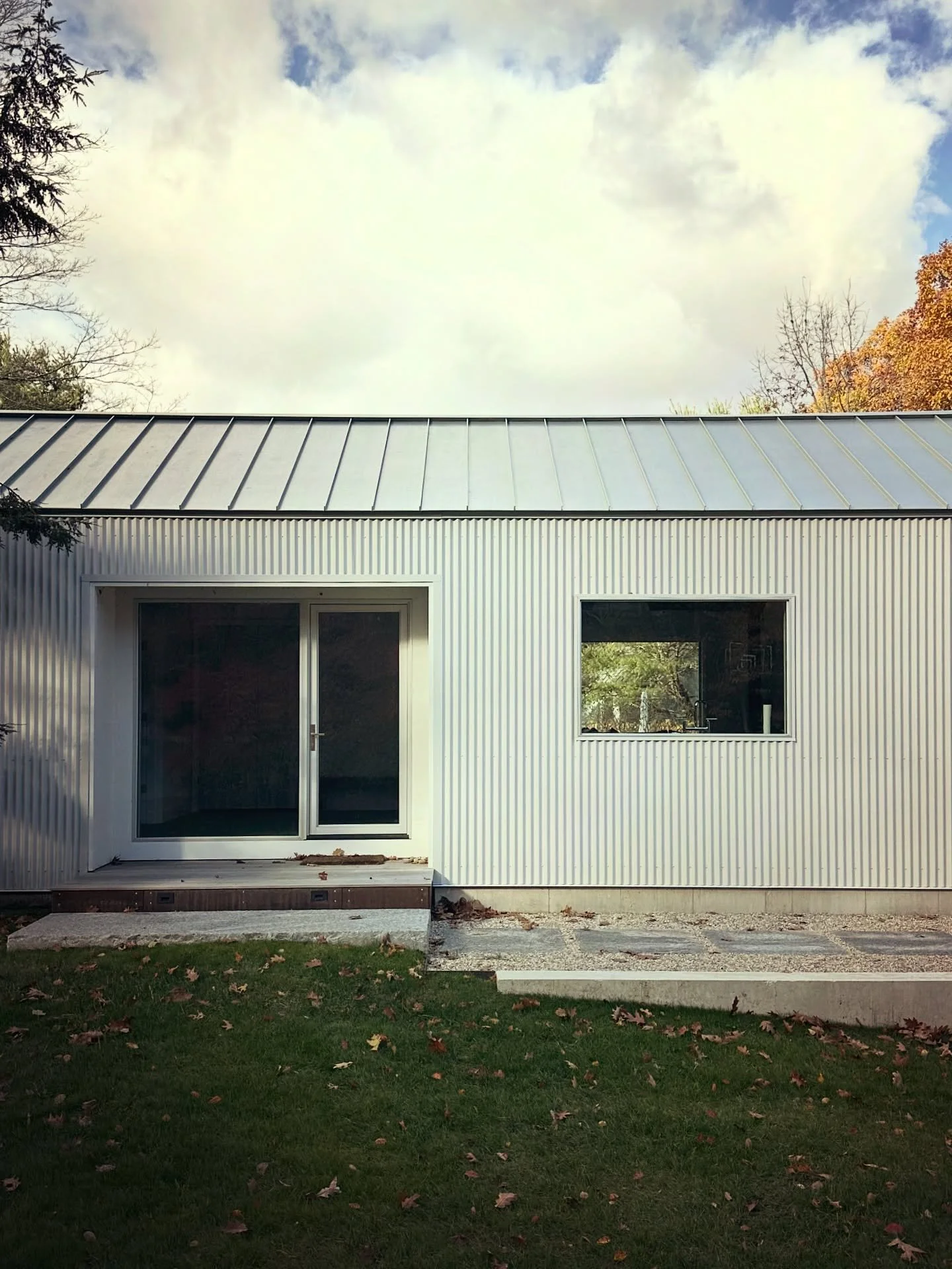 We still can&rsquo;t get enough of this corrugated siding! 

- designed by @blockdesignbuild 
- built by @blockdesignbuild 
- interiors by @blockdesignbuild 

#newconstruction #adu #guesthouse #corrugatedsteel #lymect #home #moderndesign @dwellmagazi