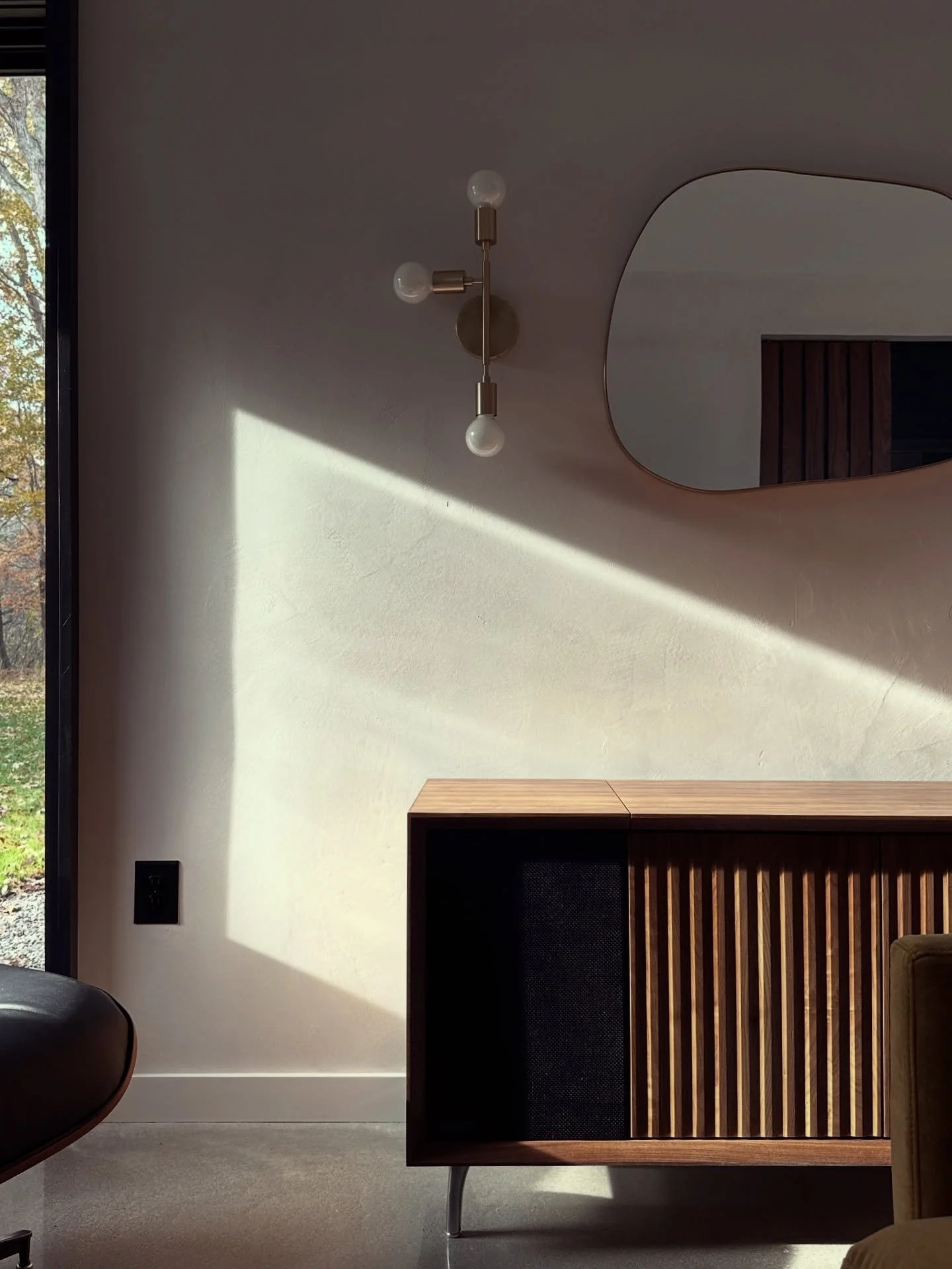 Quiet calm at our #blackhall project 

-designed by @blockdesignbuild 
-built by @blockdesignbuild 
-interiors by @blockdesignbuild 
-console by @wrensilva 
-plaster by @seanplattplaster 

#oldlymect #modernesdesign #designbuild #design #moderndesign