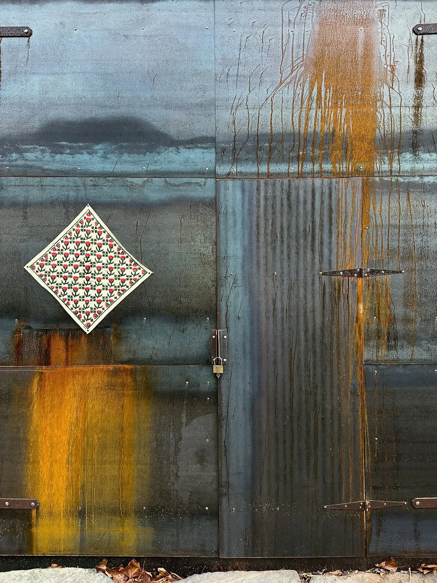 The infamous doors of the @ronsbikes world headquarters that we wrapped in steel a year ago. We have heard that they have weathered to a beautiful even rust patina. 

- designed by @blockdesignbuild 
- built by @blockdesignbuild 
- built for @ultrady