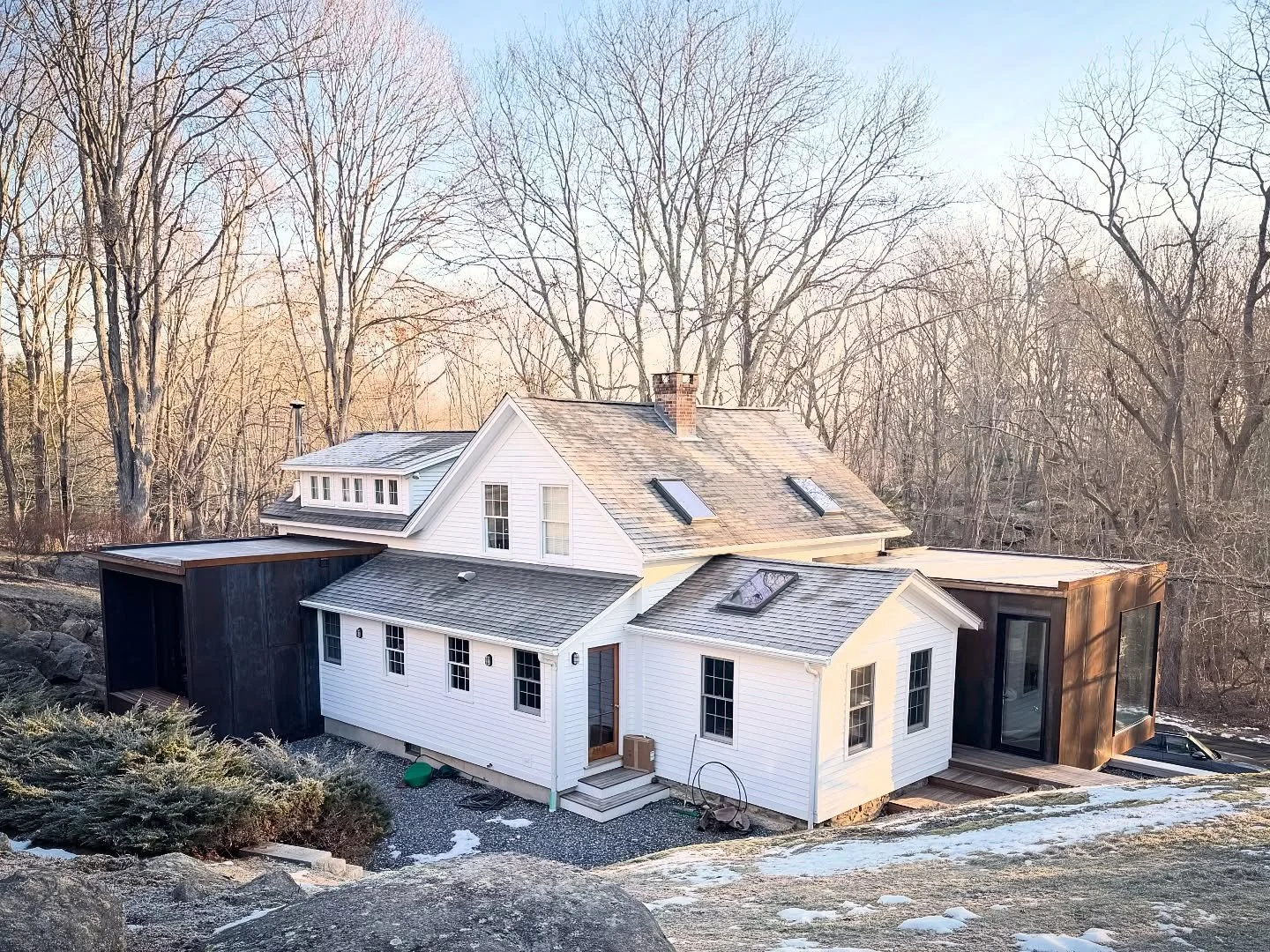 Winter @blockdesignbuild 

-designed by @blockdesignbuild 
- built by @blockdesignbuild 
- interiors by @blockdesignbuild 

#designbuild #lymect #moderndesign #newhome #guesthouse