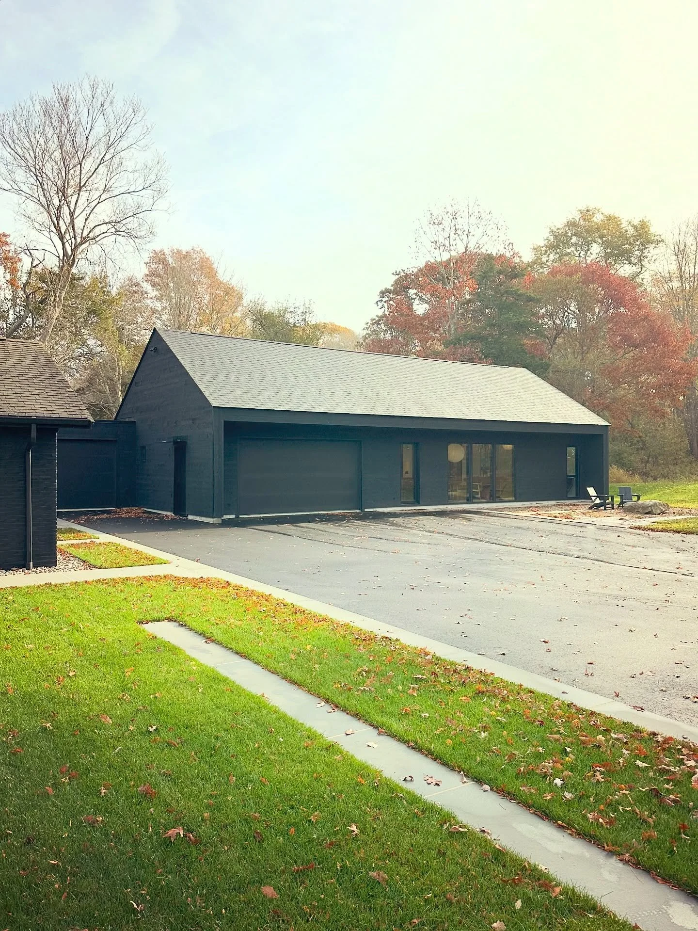 Blackhall |  Green grass and warmer temps&hellip;

- designed by @blockdesignbuild 
- built by @blockdesignbuild 
- interiors by @blockdesignbuild 

#adu #guesthouse #oldlymect #designbuild #modernesdesign
