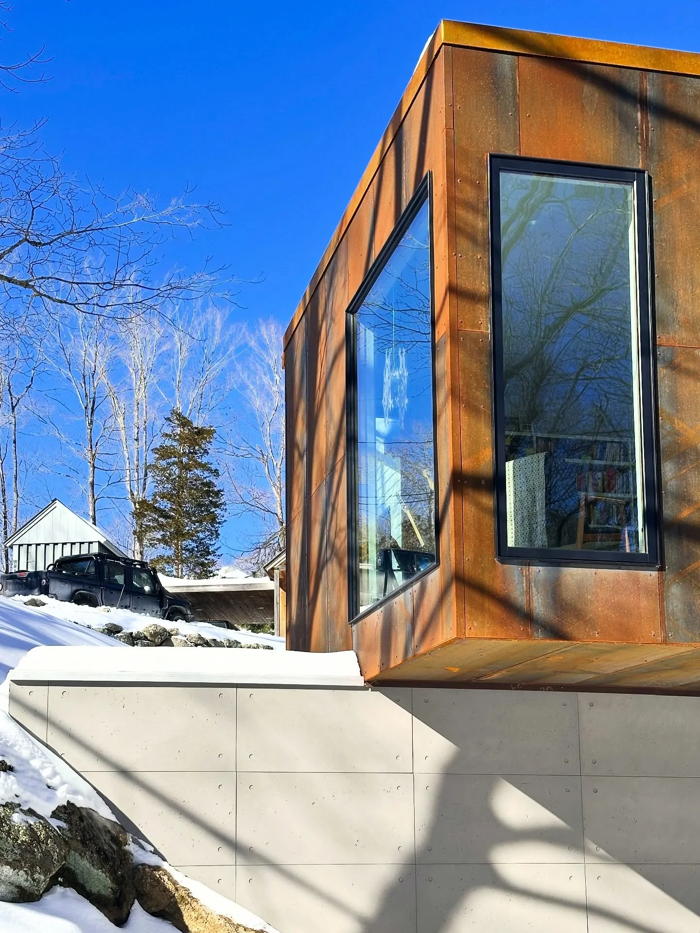 Bluebird skys and a rusty box

-designed by @blockdesignbuild 
- built by @blockdesignbuild 
- interiors by @blockdesignbuild 
- cladding @corten_official 
- concrete panels- @dekkoconcrete 

#cortensteel #modernesdesign #guilfordct #cantilever #mode