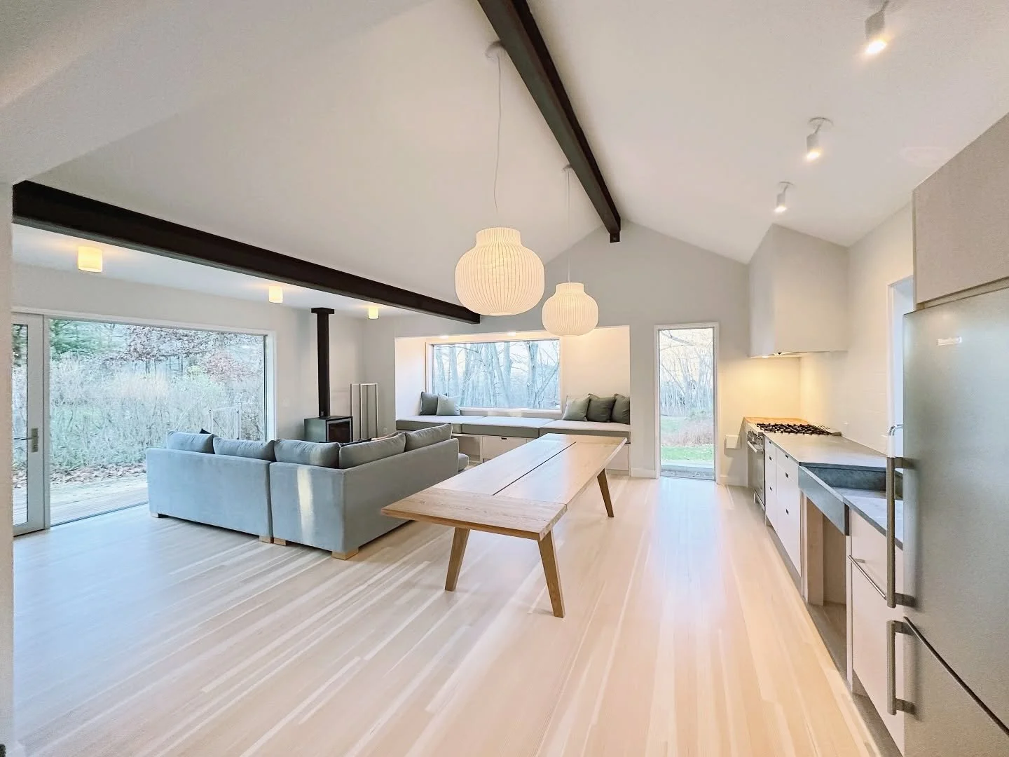Greenshadows cottage. A cozy space on a rainy day. 

- designed by @blockdesignbuild 
- built by @blockdesignbuild 
- interiors by @blockdesignbuild and @abigailblock 
- plaster by @seanplattplaster 

#designbuild #lymect #guestspace #modernesdesign 