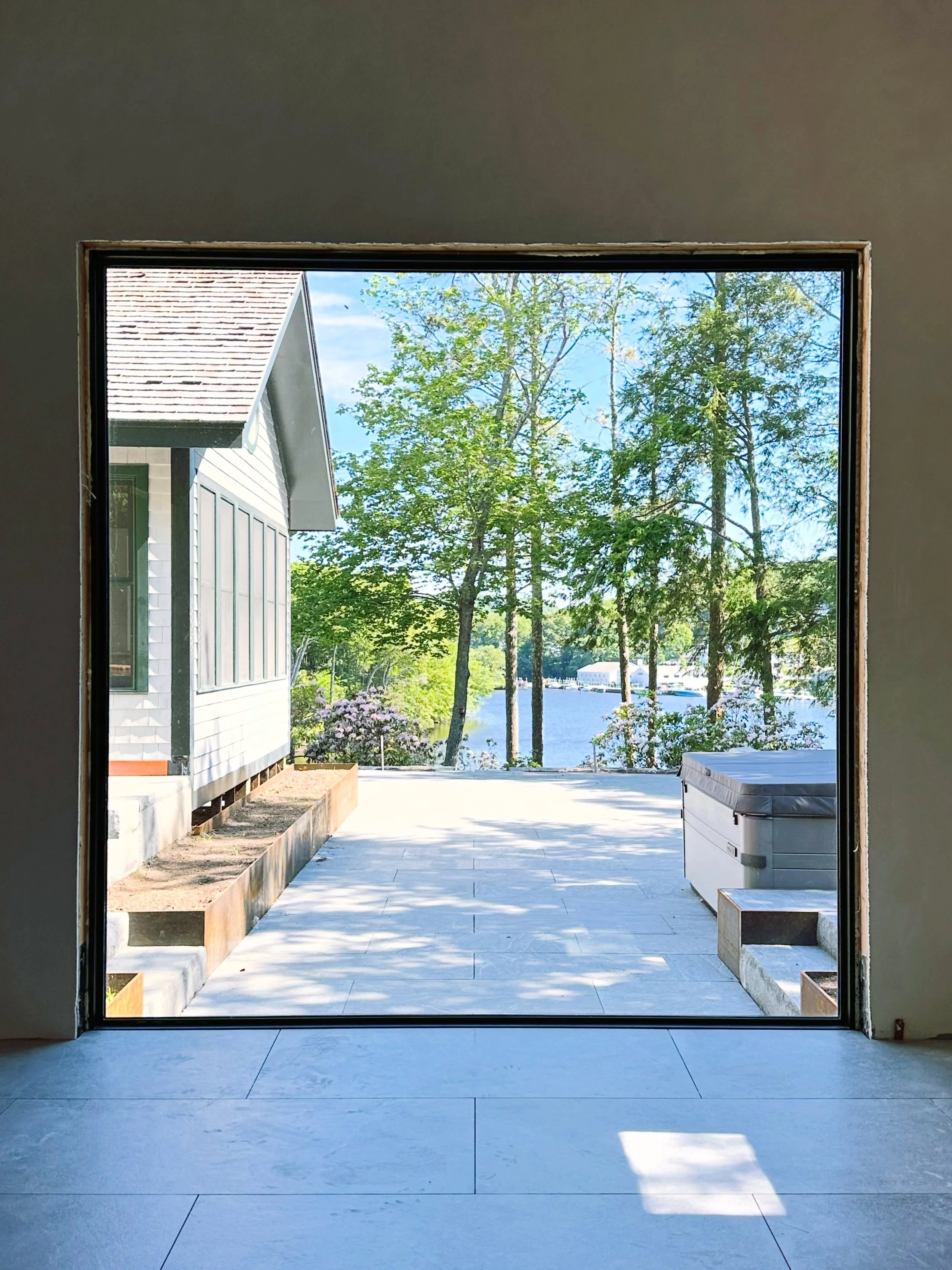 This massive window gives an amazing view of what @andrewlmoyer and team have done at our yet to be named job in #lymect 

- designed by @blockdesignbuild 
- built by @blockdesignbuild 
- interiors by @blockdesignbuild 
-plaster by @seanplattplaster 