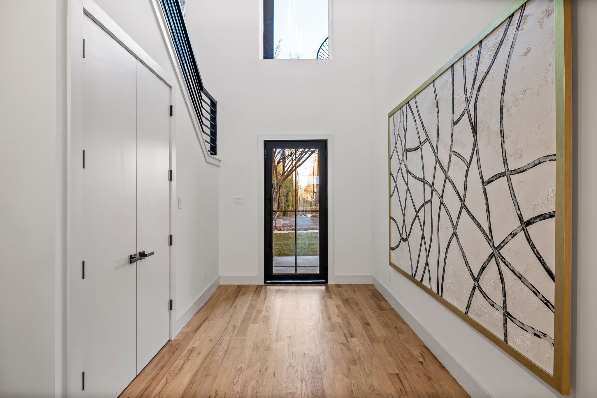 3-web-or-mls-3940 N Cresthaven_3.jpg
