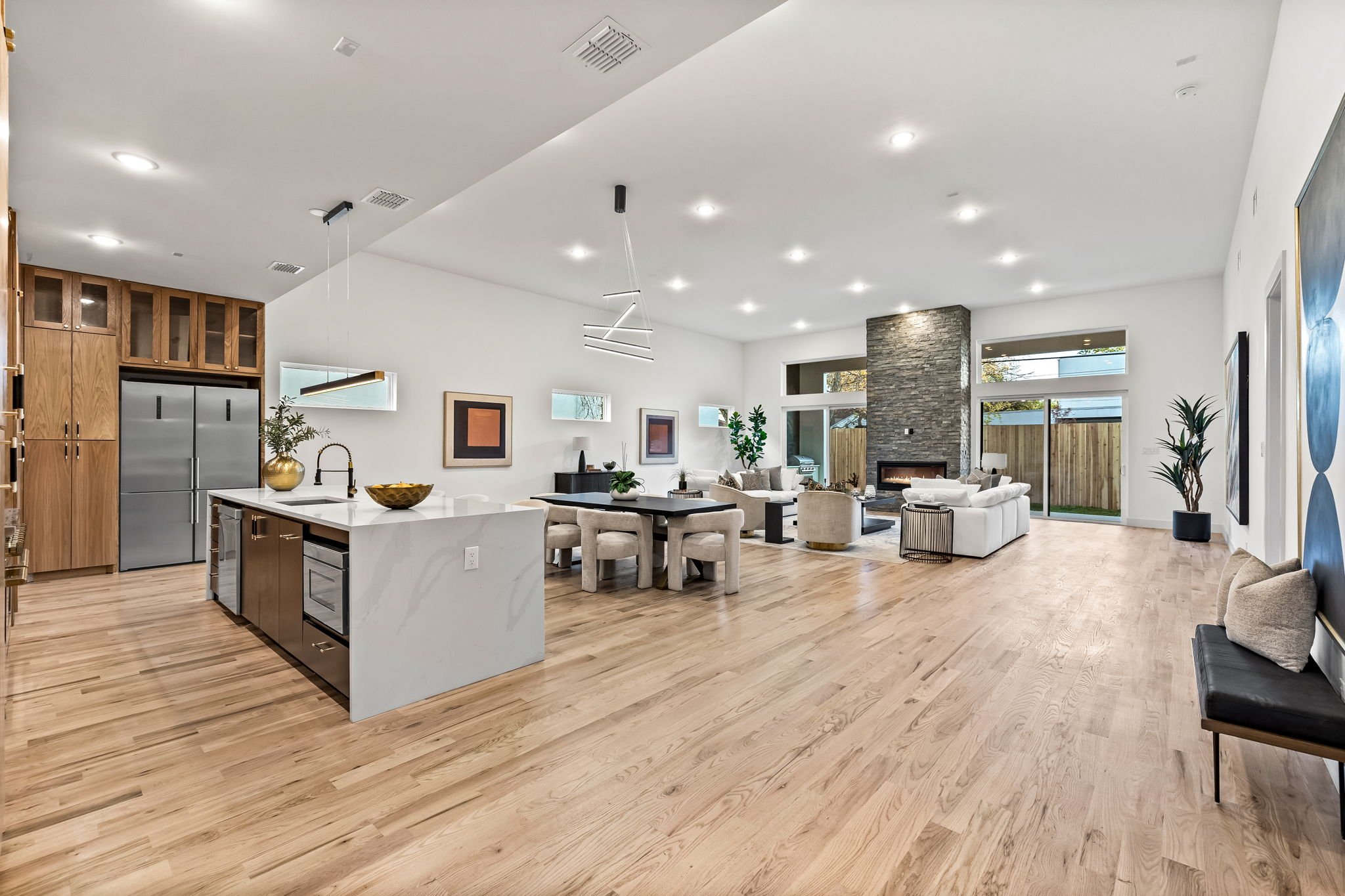 13-web-or-mls-3940 N Cresthaven_13.jpg