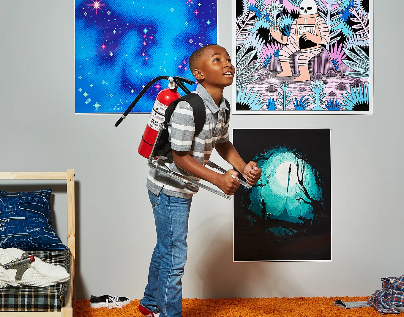 DAY_02_SHOT_01_EXTINGUISHER_BACKPACK_POSTERS_1133.jpg