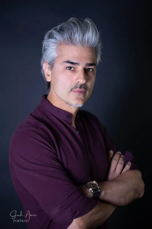 Does crossing  arms in Head shot photography come across as closed and reserved? 